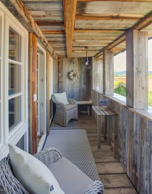 Genießen Sie die untergehende Abendsonne in der Loggia, die Sie vor Wettereinflüssen und neugierigen Blicken schützt.