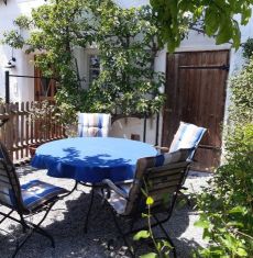 Peace & nature
Zum Appartement Blaues Land gehören ein kleiner Vorgarten mit Sitzplatz und Abstellraum (z.B. für Ihre Fahrräder)